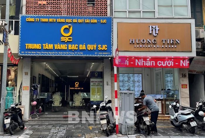 Một số cửa hàng kinh doanh vàng trên "phố vàng" Trần Nhân Tông (Hà Nội) sáng 30/7/2026. Ảnh: Đỗ Huyền/Bnews/Vnanet.vn 