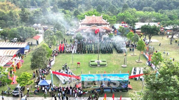 Hội trại tòng quân được tổ chức nhằm giáo dục truyền thống, khơi dậy tinh thần trách nhiệm của tuổi trẻ trong thực hiện nghĩa vụ xây dựng và bảo vệ Tổ quốc. Ảnh: Minh Phú - TTXVN