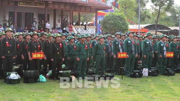 Thanh niên tỉnh Tây Ninh hăng hái, phấn khởi lên đường nhập ngũ. Ảnh: Minh Phú - TTXVN