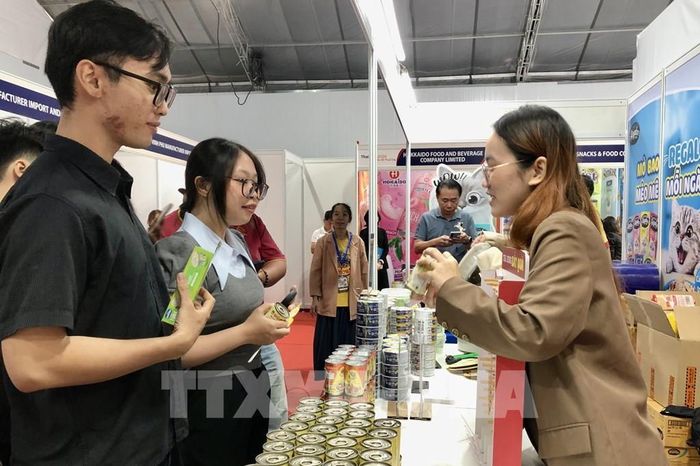 Người mua hàng tìm nguồn cung mới tại sự kiện. Ảnh: Mỹ Phương – TTXVN