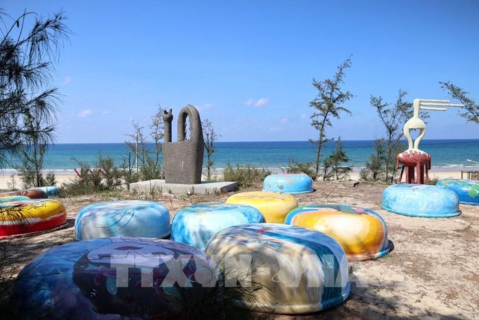 Không gian sắp đặt nghệ thuật bên bãi biển ở làng chài Tam Thanh (phường Quảng Phú, thành phố Đà Nẵng). Ảnh: Đỗ Trưởng - TTXVN