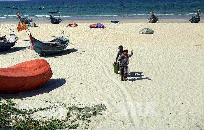 Nhịp sống bình yên hàng ngày của ngư dân làng chài Tam Thanh. Ảnh: Đỗ Trưởng - TTXVN