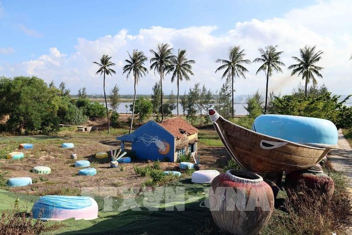 Một ngôi nhà cũ được "tái sinh" trở thành điểm nhấn độc đáo đầy sắc màu nghệ thuật ở làng chài Tam Thanh. Ảnh: Đỗ Trưởng - TTXVN