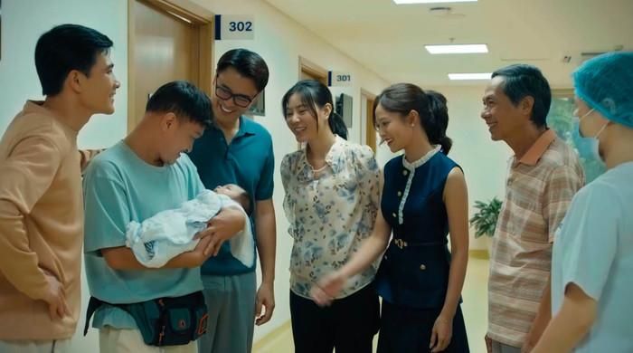 Sự góp mặt của dàn nghệ sĩ nhiều thế hệ góp phần tạo nên sức hút và chiều sâu cho Dưới ô cửa sáng đèn. Ảnh: FBNV.