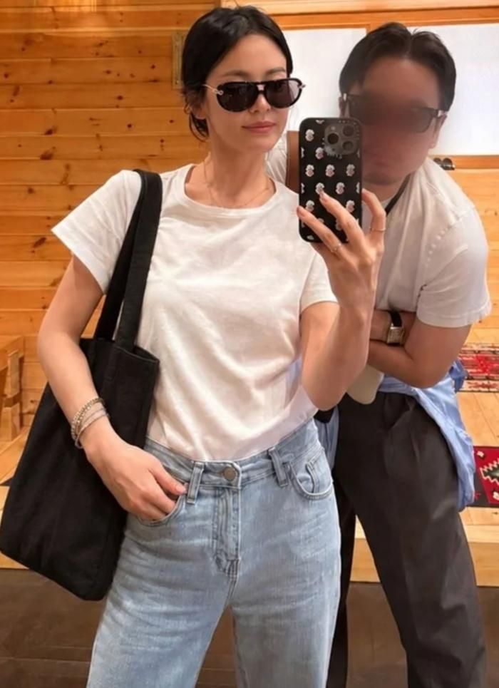 Song Hye Kyo từng công khai mặc đồ đôi với một nhiếp ảnh gia. Ảnh: IGNV