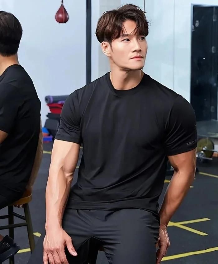 Kim Jong Kook thay đổi quan điểm về hôn nhân sau một năm đám cưới. Giờ, anh thường khuyên mọi người nên kết hôn. 