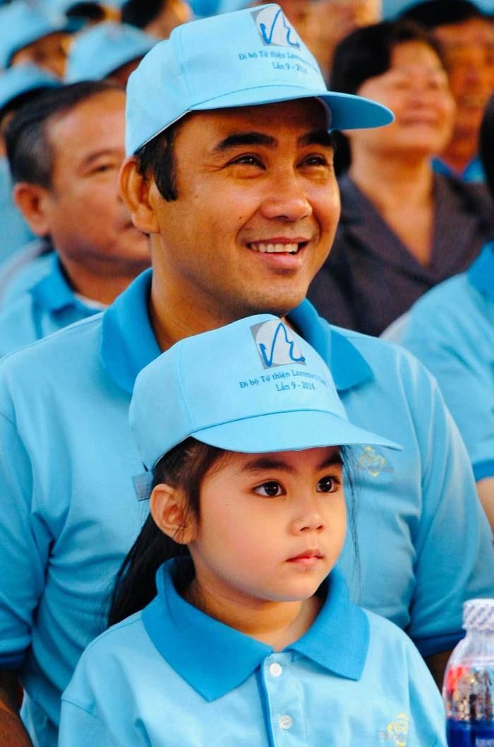 Quyền Linh và con gái Hạt Dẻ khi còn bé. Ảnh: FBNV