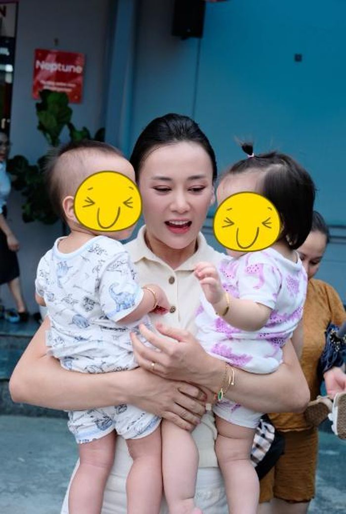 Diễn viên Phương Oanh hạnh phúc bên 2 con sinh đôi. Ảnh: FBNV