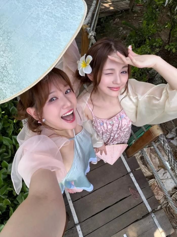 Đồng hành cùng Hari Won trong chuyến đi là Jo Young Ju. Ảnh: FBNV