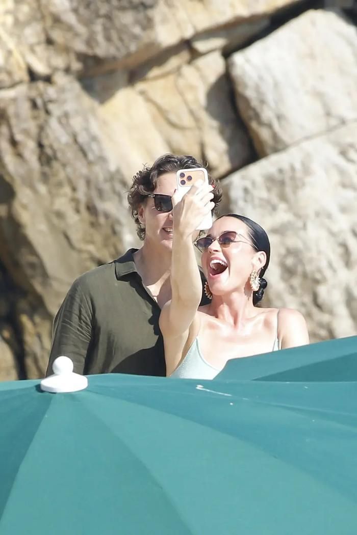 Katy Perry và Justin Trudeau còn tranh thủ chụp ảnh selfie trên du thuyền.