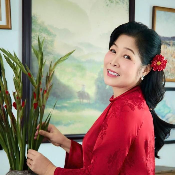 Việc NSND Hồng Vân lần đầu trực tiếp tham gia diễn xuất và đưa nguyên bản vở kịch lưu diễn tại Úc cho thấy nỗ lực làm mới tác phẩm. (Ảnh: FBNV)