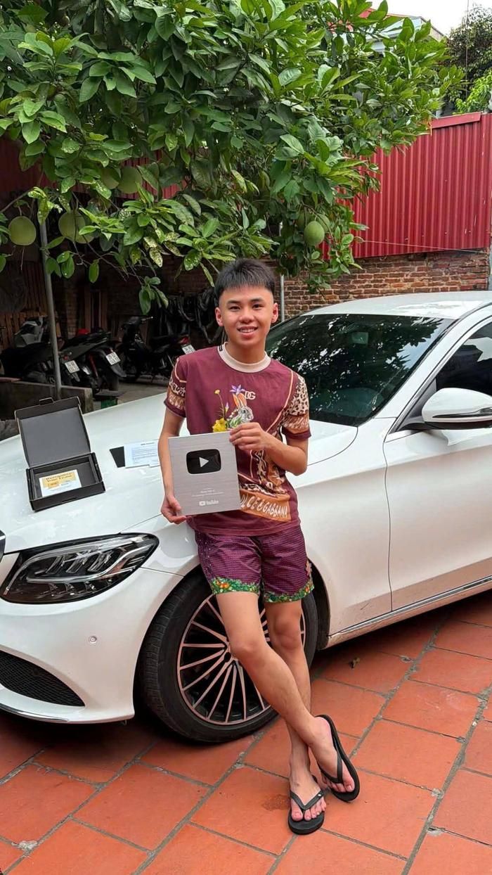 Sau khi rời đấu trường Free Fire, Dũng chuyển hướng phát triển YouTube, xây dựng kênh đạt hơn 500.000 người đăng ký sau khoảng một năm.