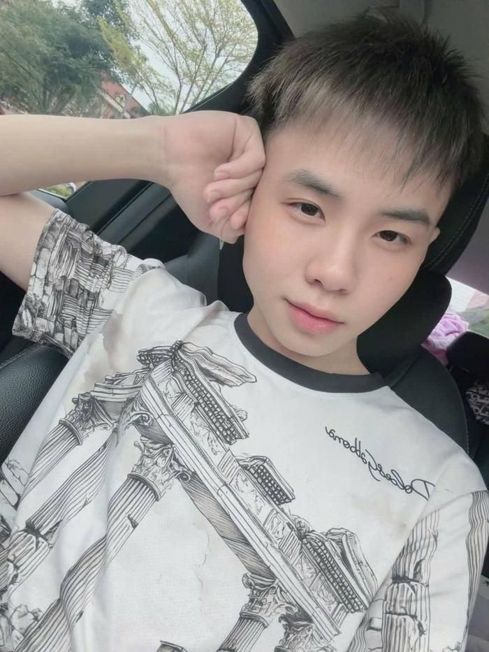 Ở tuổi 18, Nguyễn Tiến Dũng sở hữu chiếc Mercedes đầu tiên sau thời gian theo đuổi công việc liên quan đến game và sáng tạo nội dung số.