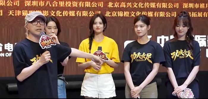 Châu Tinh Trì và dàn diễn viên trẻ tại buổi tuyên truyền phim. Ảnh: NSX