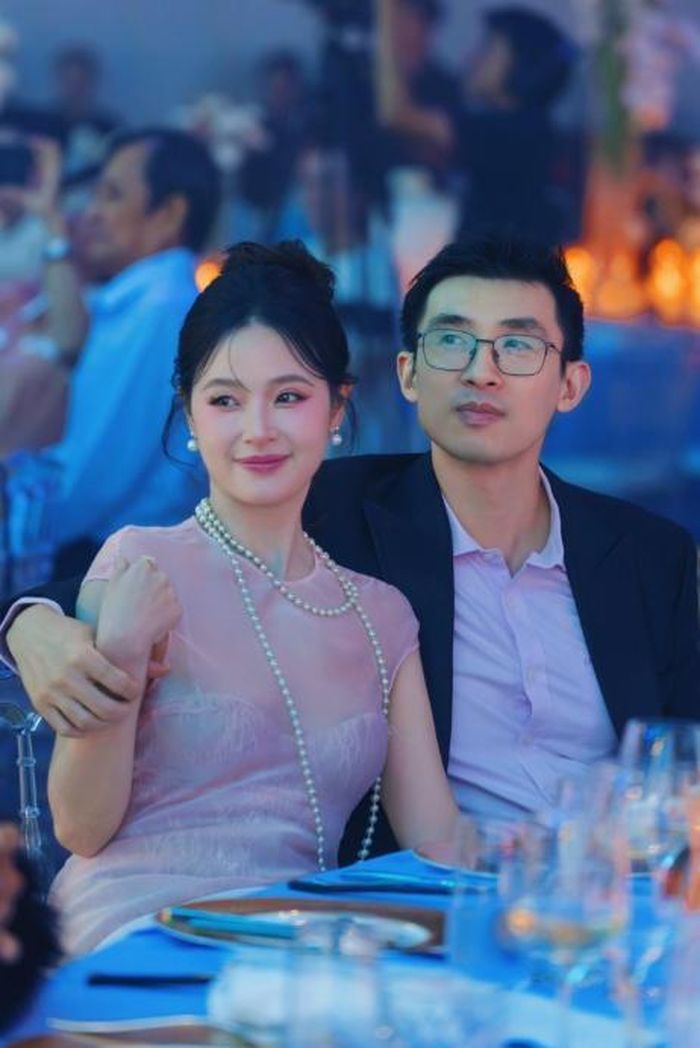 Midu hạnh phúc bên doanh nhân Minh Đạt. 