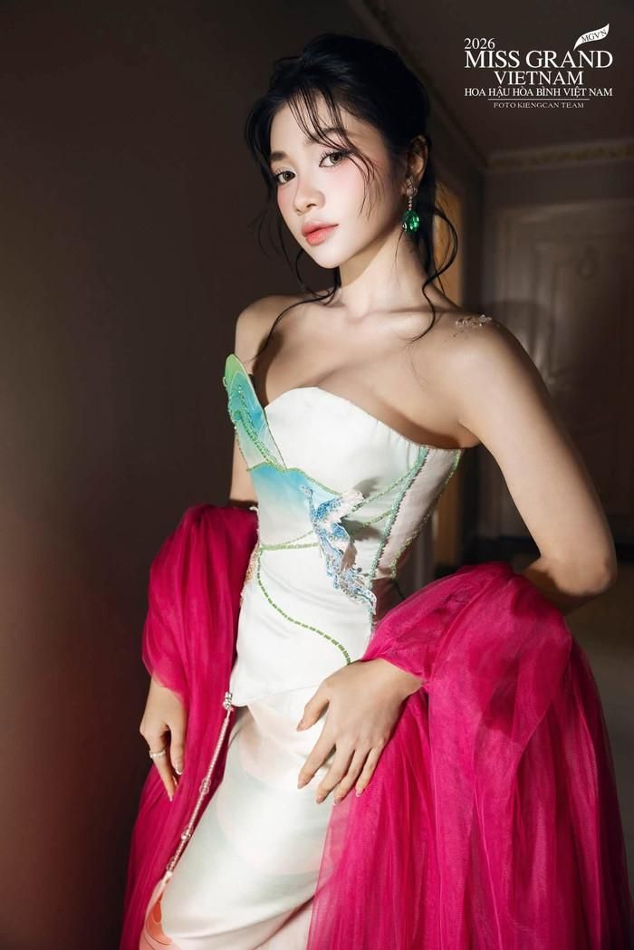 Á hậu Minh Kiên khoe vai trần quyến rũ trong thiết kế cúp ngực nghệ thuật. (Nguồn: FBNV)
