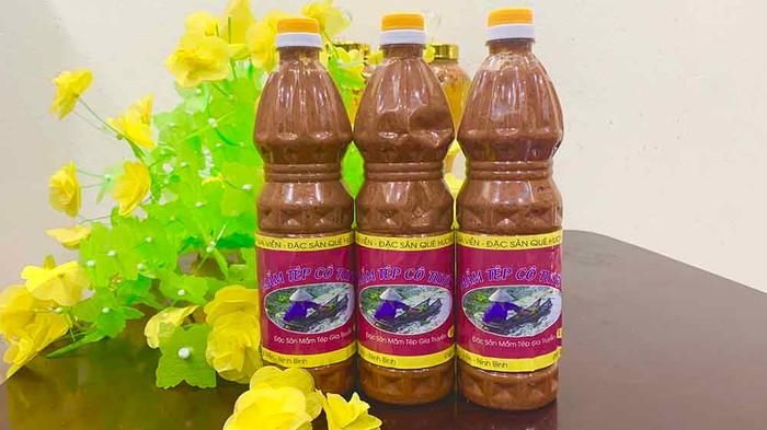 Mắm tép đặc sản Ninh Bình được du khách mua về làm quà.