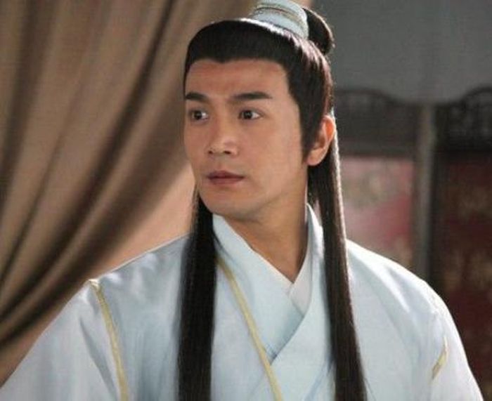 Sở Lưu Hương nổi tiếng là người phong lưu, được nhiều mỹ nhân ngưỡng mộ. Thế nhưng, Tô Dung Dung mới là người luôn kề vai sát cánh và được xem là tri kỷ của "Đạo Soái". Không quá nhiều lời hứa hẹn hay những màn bày tỏ tình cảm, mối quan hệ giữa hai người chinh phục khán giả bằng sự thấu hiểu, tin tưởng và đồng hành. Chính điều đó khiến Sở Lưu Hương - Tô Dung Dung trở thành một trong những cặp đôi kinh điển nhất của dòng phim võ hiệp Hoa ngữ.
