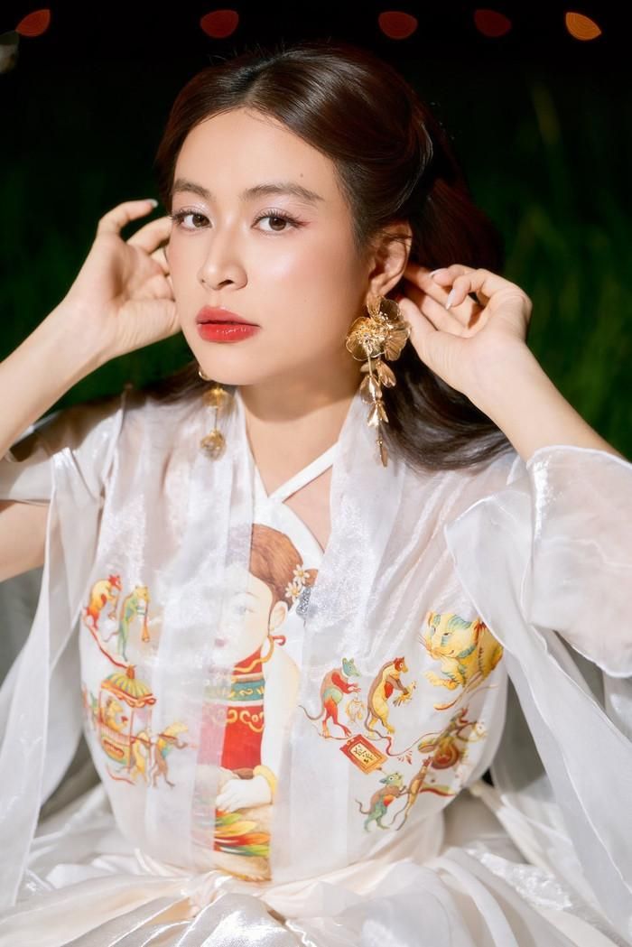 Ca sĩ Hoàng Thùy Linh.
