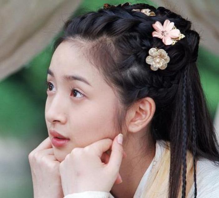 Hoàng Dung nhiều lần dùng mưu kế để bảo vệ bí mật của Cửu Âm Chân Kinh trước sự tranh đoạt của võ lâm.