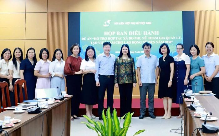 Bà Trần Lan Phương (thứ 6 từ phải sang), đại biểu Quốc hội khóa XVI, Phó Chủ tịch Thường trực Hội LHPN Việt Nam, Phó trưởng Ban Điều hành Đề án 01 và các đại biểu tham dự Cuộc họp