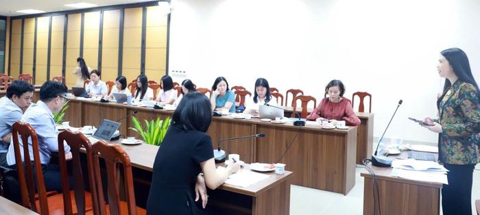Bà Trần Lan Phương (bìa phải), đại biểu Quốc hội khóa XVI, Phó Chủ tịch Thường trực Hội LHPN Việt Nam, Phó Trưởng Ban Điều hành Đề án 01, phát biểu kết luận