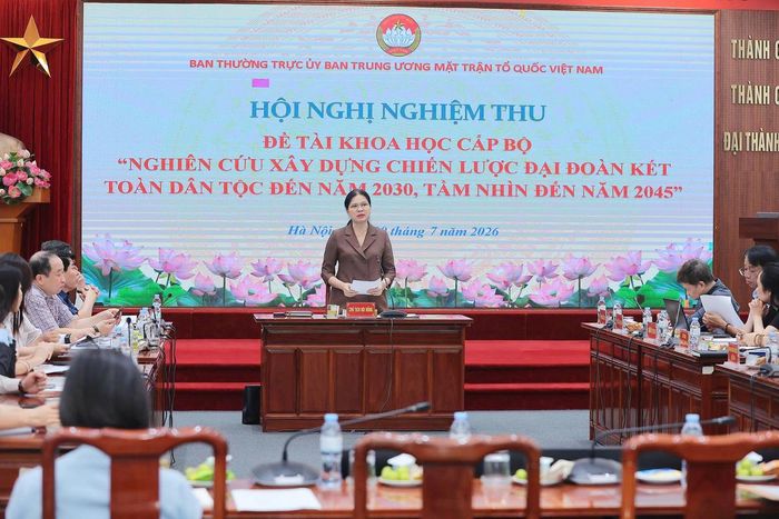 Bà Hà Thị Nga, Ủy viên Trung ương Đảng, Phó Chủ tịch - Tổng Thư ký UBTƯ MTTQ Việt Nam, phát biểu tại Hội nghị