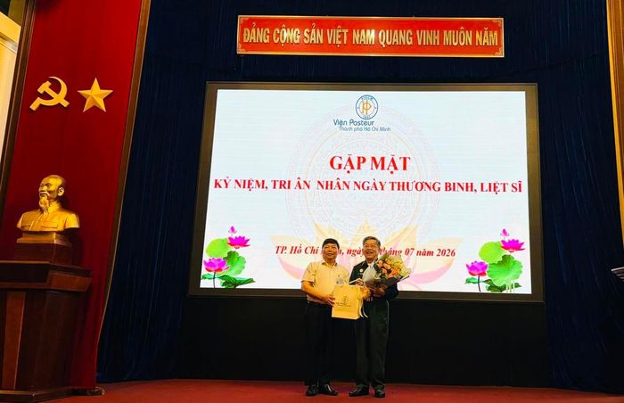 PGS.TS.BSCKII Nguyễn Vũ Trung (bên trái), Bí thư Đảng ủy, Viện trưởng Viện Pasteur TPHCM, tặng quà tri ân Anh hùng Lực lượng vũ trang nhân dân, Đại tá, Nhà báo Đặng Thọ Truật.