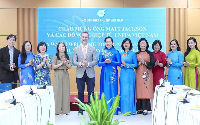 Bà Lê Thị Thủy (thứ 6 từ phải sang), Ủy viên TƯ Đảng, Phó Chủ tịch UBTƯ MTTQ Việt Nam, Chủ tịch Hội LHPN Việt Nam và ông Matt Jackson (thứ 5 từ trái sang), Trưởng đại diện Quỹ Dân số Liên hợp quốc (UNFPA) tại Việt Nam, cùng các đại biểu chúc mừng thành công của buổi làm việc