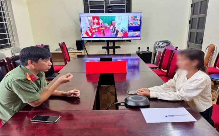 Công an xã Than Uyên làm việc với G.T.D. Ảnh: Công an Lai Châu