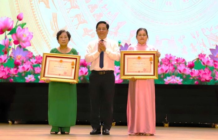 Ông Hồ Văn Mừng - Chủ tịch UBND tỉnh An Giang trao Huân chương Độc lập cho thân nhân liệt sĩ