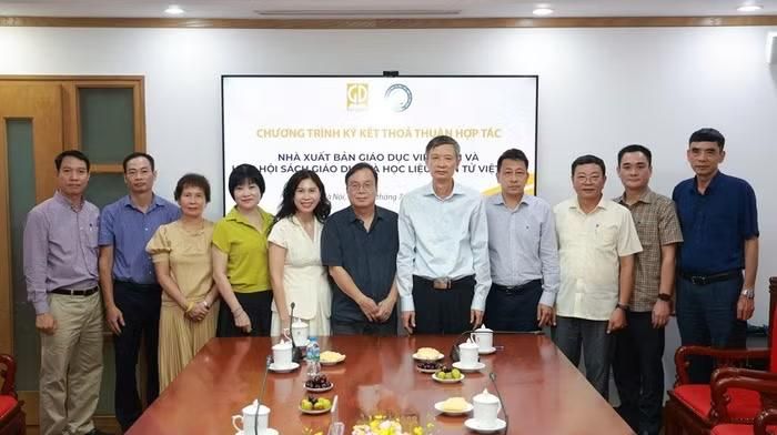 Đại diện Nhà xuất bản Giáo dục Việt Nam và đại diện Hiệp hội Sách giáo dục và Học liệu điện tử Việt Nam cùng các vị khách mời chụp hình lưu niệm