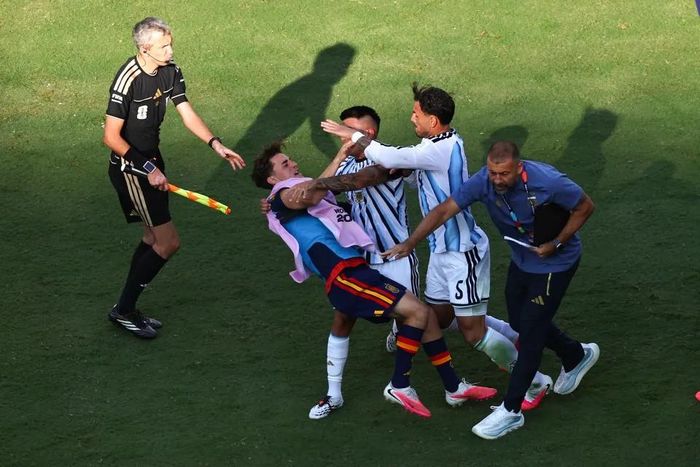 Leandro Paredes là một trong những cầu thủ Argentina đối mặt với án phạt cấm thi đấu sau những hành vi phi thể thao tại trận chung kết World Cup. Ảnh: Getty