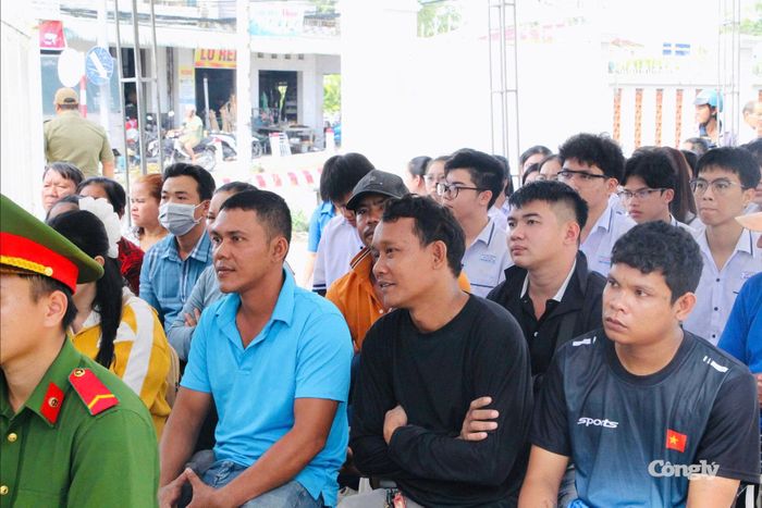 Phiên tòa thu hút đông đảo người dân cùng nhiều học sinh trên địa bàn.