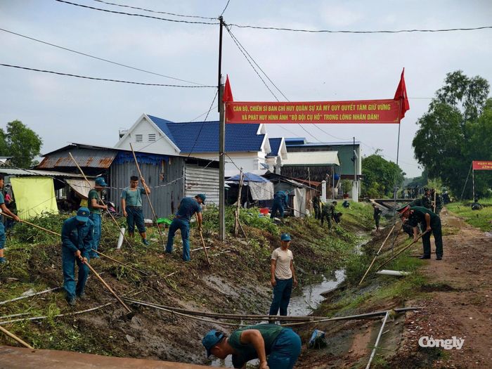 Hơn 2.000 cán bộ, chiến sĩ LLVT Tây Ninh chung tay làm sạch sông, kênh, rạch.