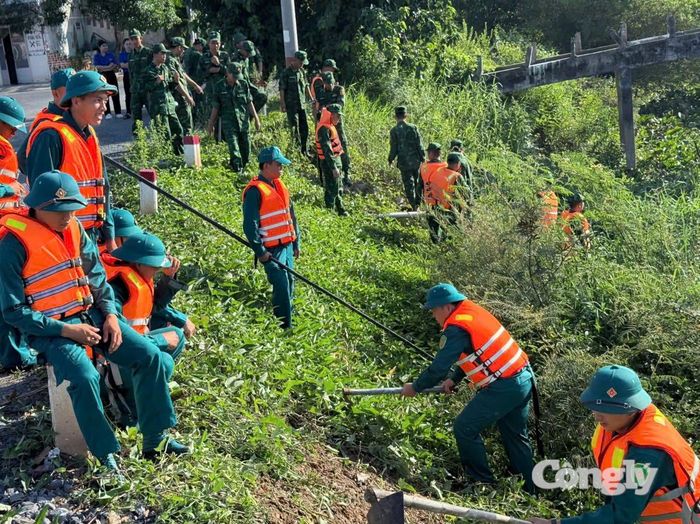 Hơn 2.000 cán bộ, chiến sĩ LLVT Tây Ninh chung tay làm sạch sông, kênh, rạch.
