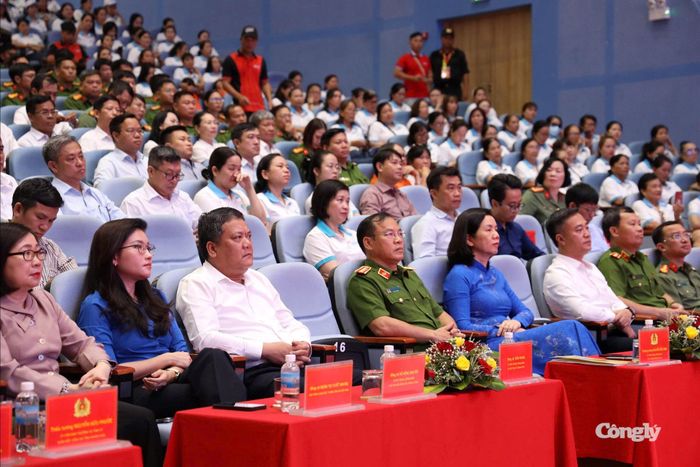 Các đại biểu tham dự lễ phát động "Chung tay phòng, chống mua bán người" tại Cung Văn hóa Thiếu nhi tỉnh Khánh Hòa.