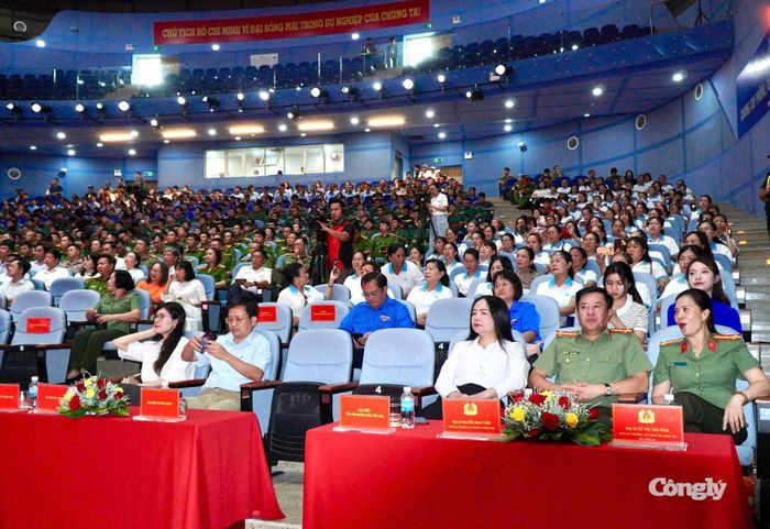 Phó Tổng Biên tập Báo Công lý Tô Thị Lan Phương (thứ 2 từ phải qua) tham dự Lễ phát động.