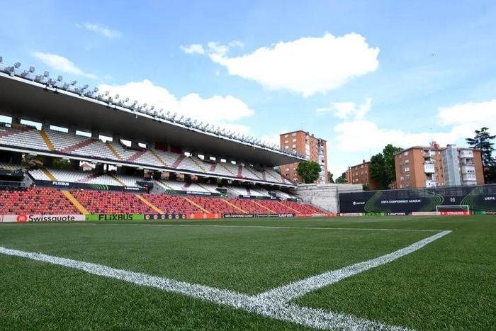 Bên trong sân vận động Estadio de Vallecas trước trận đấu giữa Rayo Vallecano và Strasbourg. Ảnh: Getty