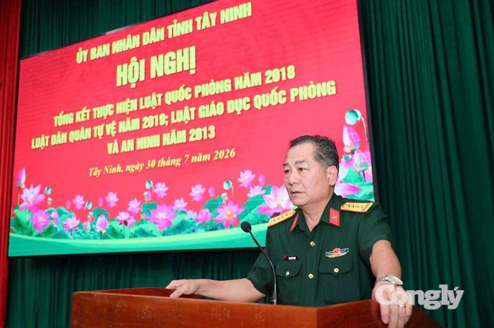 Đại tá Trần Hữu Nhân – Phó Tham mưu trưởng Quân khu thừa ủy quyền Bộ Tư lệnh Quân khu phát biểu chỉ đạo hội nghị.