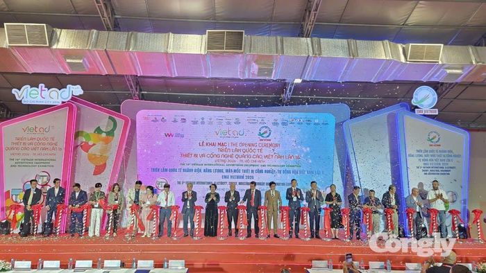 Các đại biểu thực hiện nghi thức khai mạc triển lãm.