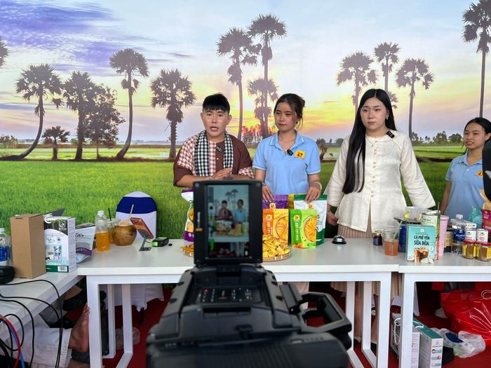 Doanh nghiệp thực phẩm live stream bán hàng ngày càng nhiều. Ảnh: Uyên Phương.