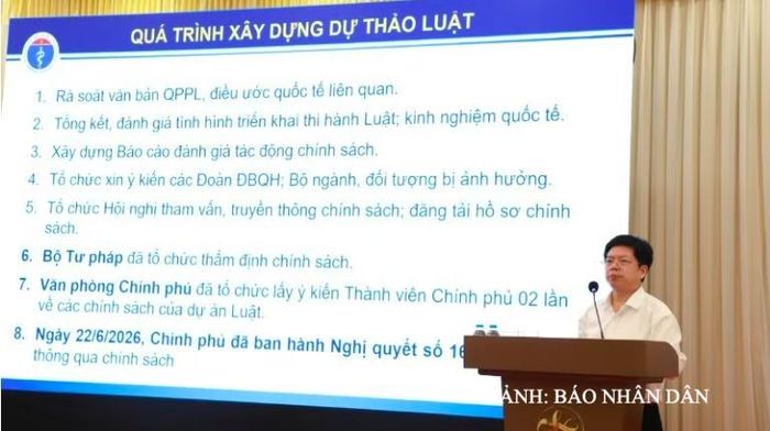 Tiến sĩ Nguyễn Trọng Khoa, Phó cục trưởng Cục Quản lý khám, chữa bệnh (Bộ Y tế) báo cáo về quá trình xây dựng dự thảo Luật sửa đổi, bổ sung một số điều của Luật Phòng, chống tác hại của thuốc lá.