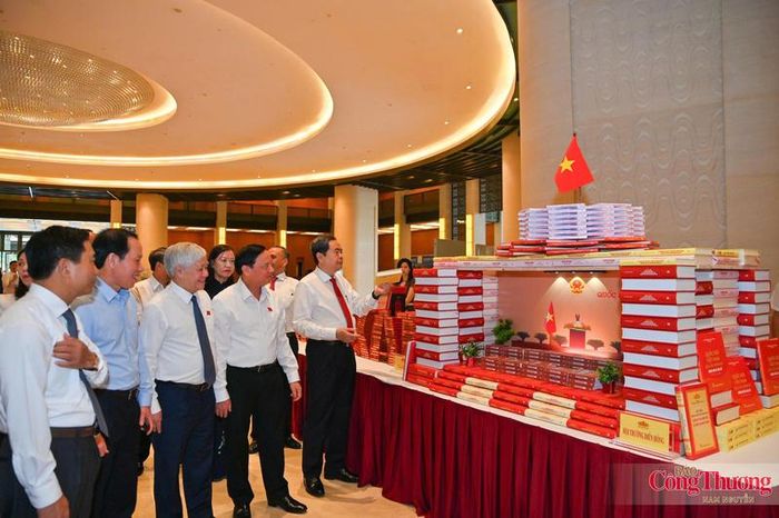Chủ tịch Quốc hội Trần Thanh Mẫn cùng các đại biểu đã tham quan triển lãm “Hoạt động giám sát của Quốc hội khóa XVI: Từ định hướng chiến lược đến hành động thực tế”.