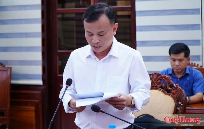 Ông Nguyễn Đình Kha, Phó Giám đốc Sở Công Thương Gia Lai báo cáo về tình hình cung ứng xăng dầu trên địa bàn tỉnh. 
