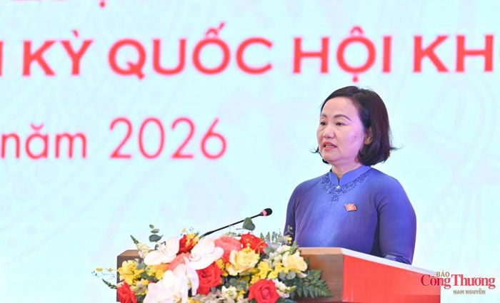 Phó Chủ nhiệm Ủy ban Kinh tế và Tài chính Phạm Thúy Chinh đề nghị tập trung giám sát các điểm nghẽn của tăng trưởng để tháo gỡ, thúc đẩy tăng trưởng.