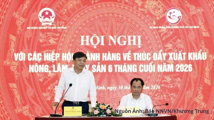 Bộ trưởng Trịnh Việt Hùng (bên phải) và Thứ trưởng Nguyễn Hoàng Hiệp (bên trái) đồng chủ trì hội nghị. 