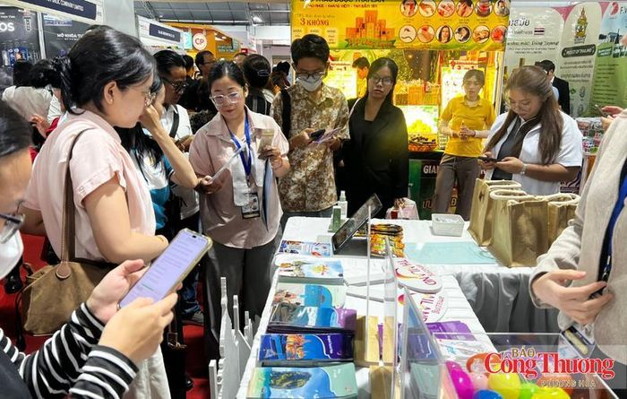 Gian hàng tại Tuần lễ Thái Lan 2026 (Thailand Week 2026 in Ho Chi Minh City) thu hút đông đảo khách tham quan.