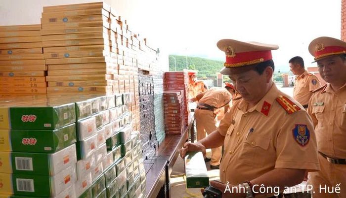 Lực lượng cảnh sát giao thông thành phố Huế bắt giữ hơn 27.000 bao thuốc lá trên xe khách, không có hóa đơn chứng từ.