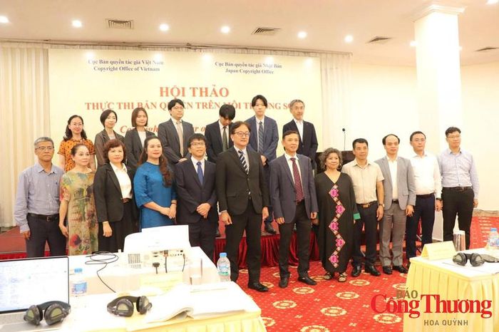Đại diện các cơ quan quản lý nhà nước, tổ chức thực thi quyền tác giả, hiệp hội nghề nghiệp, doanh nghiệp và chuyên gia của Việt Nam và Nhật Bản chụp ảnh lưu niệm tại hội thảo.
